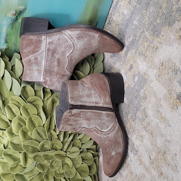 Seychelles Ankle Boots - Suede & Silver Metallic Chelsea Style Western - Picture 8 of 14